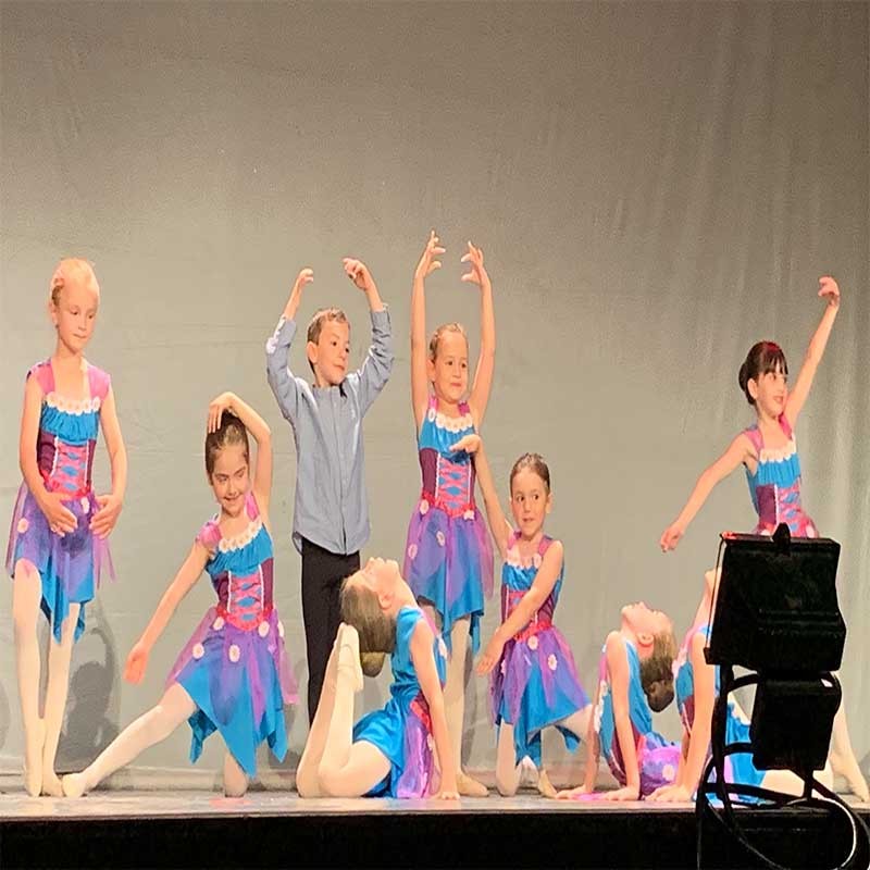 Children's dance school from 5 to 6 years old where you learn classical ballet.